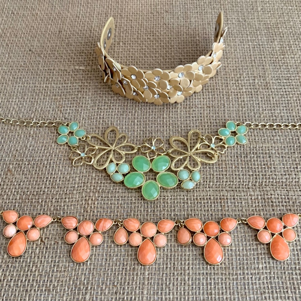 FRANCESCA’S Gold & Green Statement Necklace